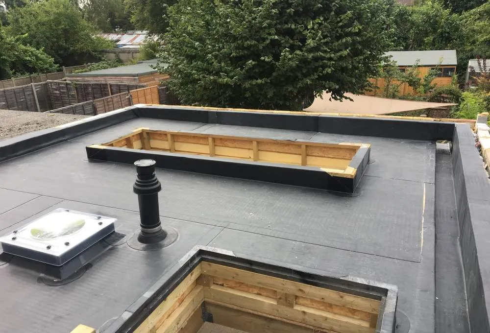 Flat roof with skylight in progress